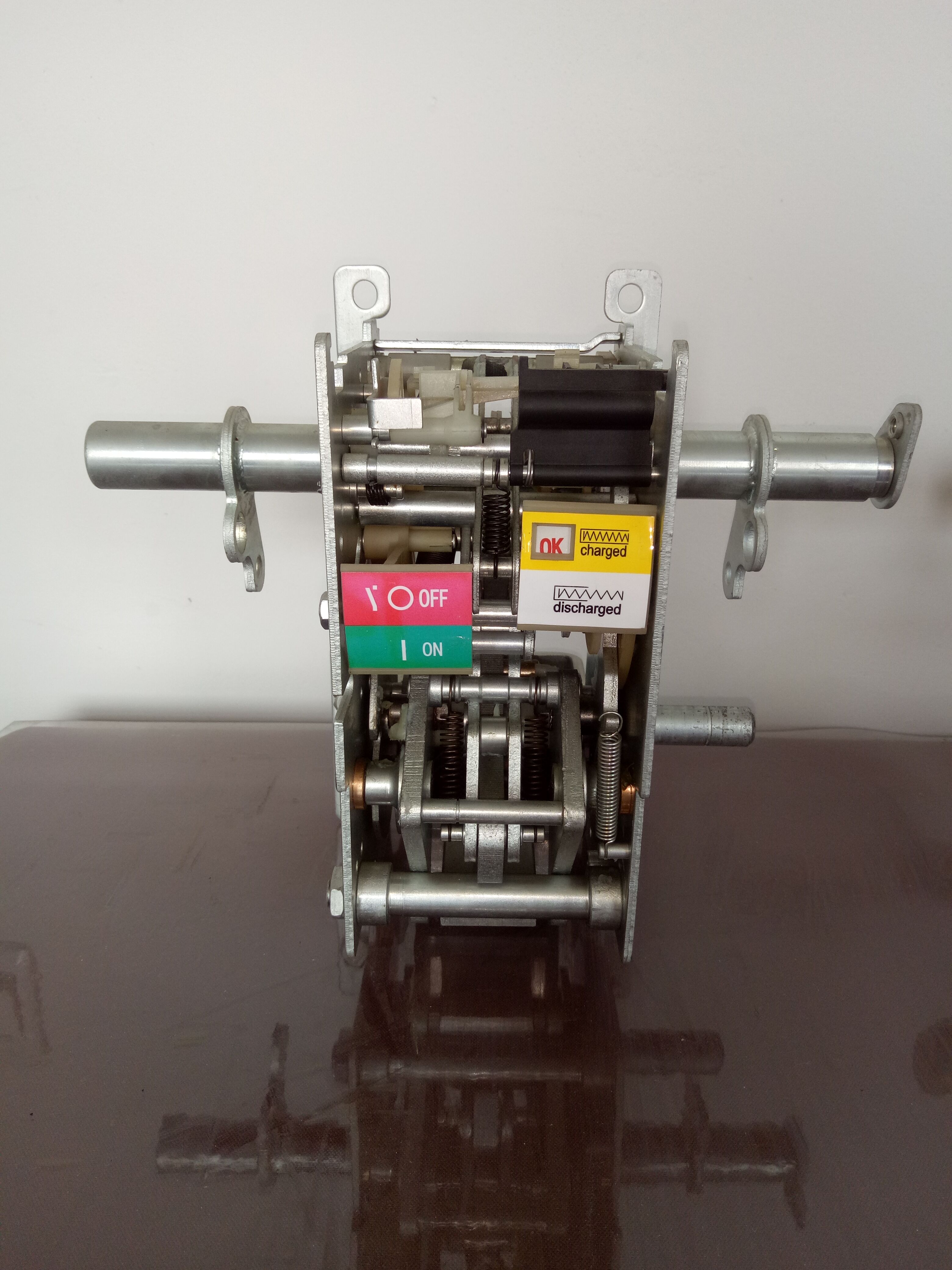 DW60機(jī)構(gòu)2500A三級(jí).jpg